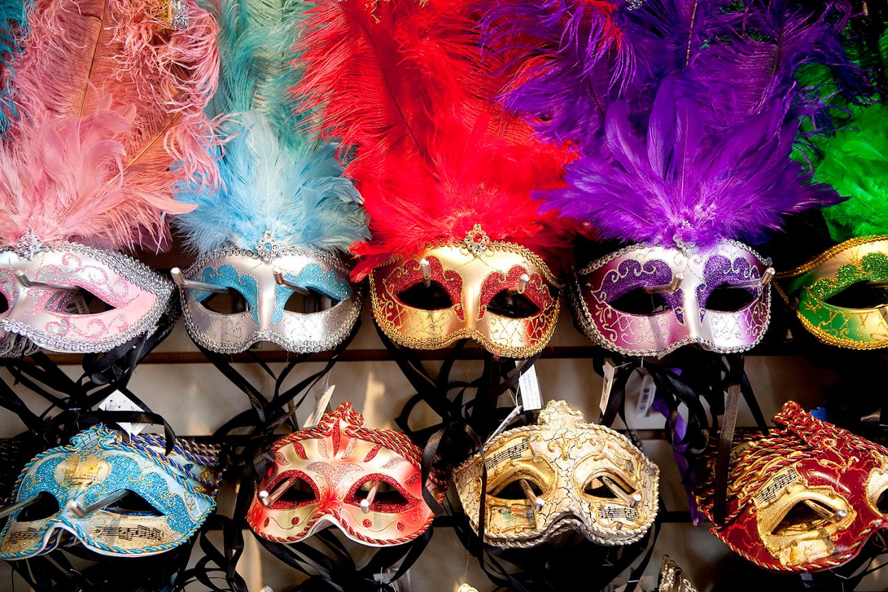 Маска вендетта золотая. Почему маска разного цвета с двух. Новый орлеан вечеринка. Маска анонимуса золотая и серебряная. Разноцветные маски.